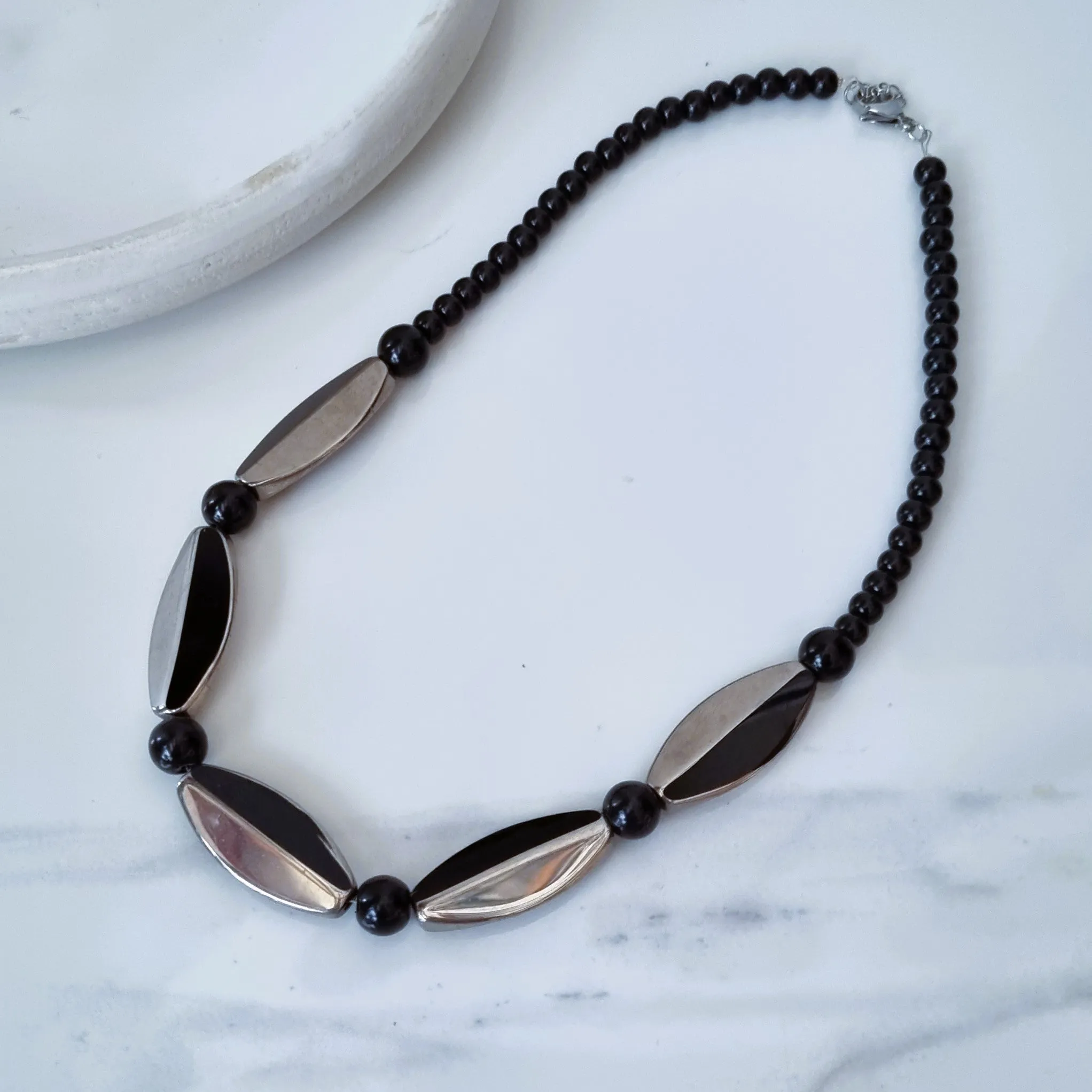 Black pearls & mirrors